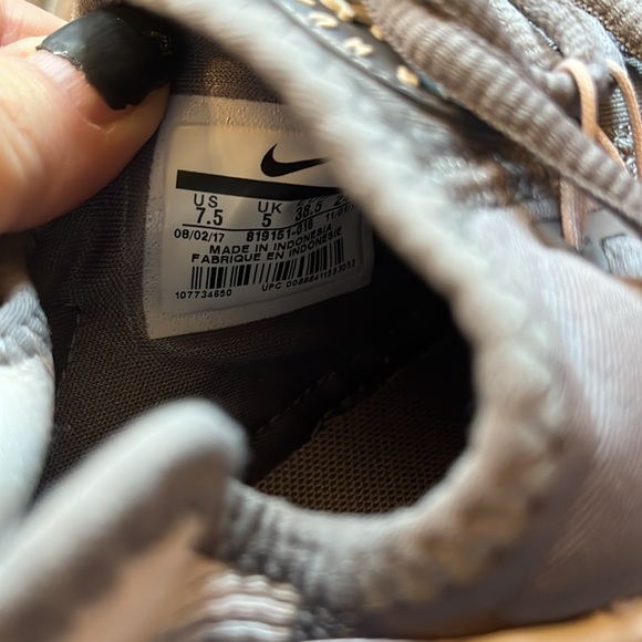 Nike women’s Huarache run size 7.5 - Picture 6 of 7